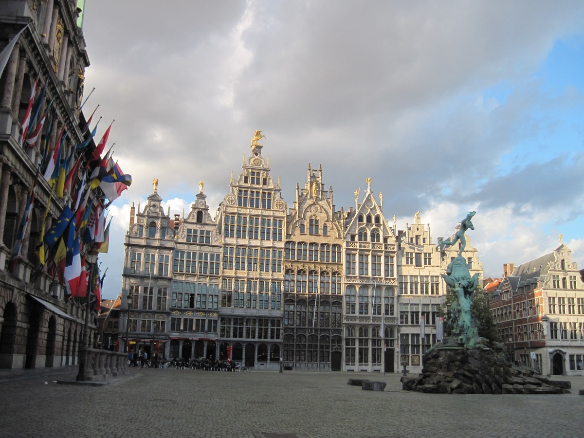 12- Anversa- Altra visuale della piazza con gli edifici delle Corporazioni e la fontana